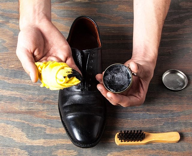 How Shine Your Shoes: Step 4. Apply polish.