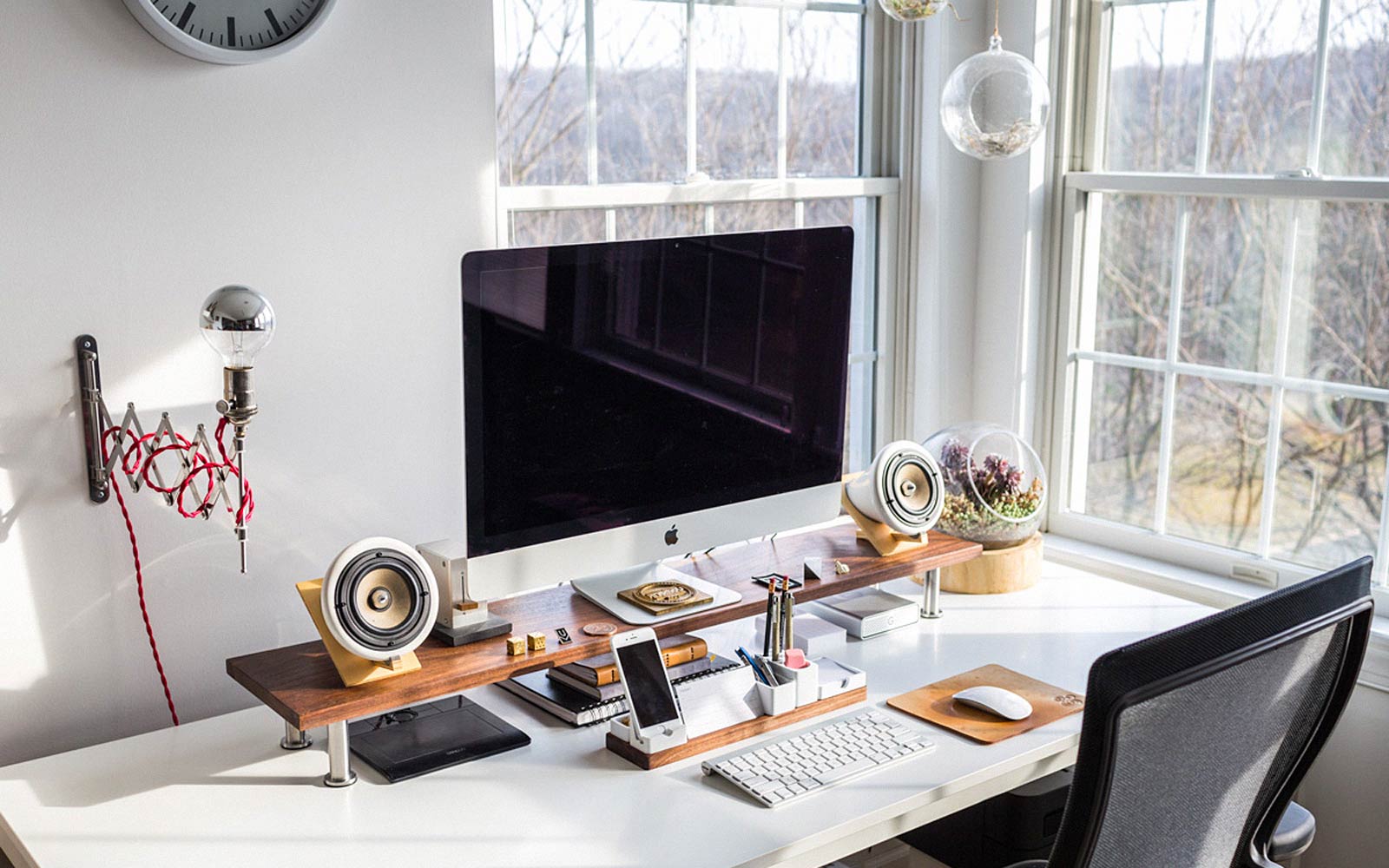 How To Decorate Your Desk The Gentlemanual