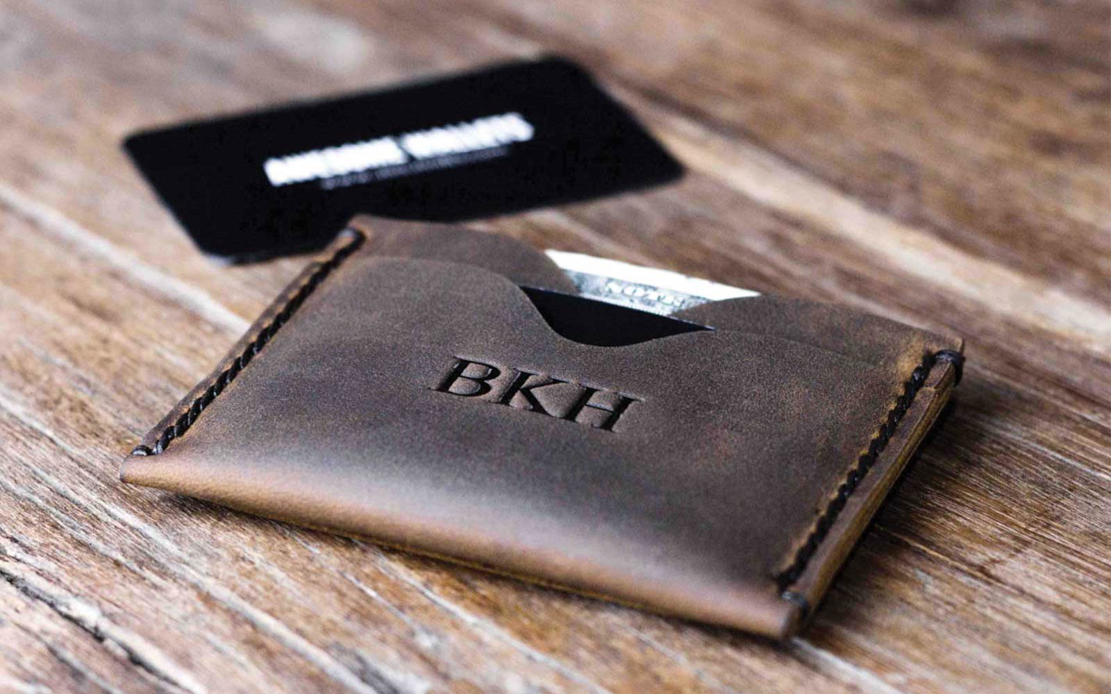 How To Organize A Men's Wallet? - Muscle Base